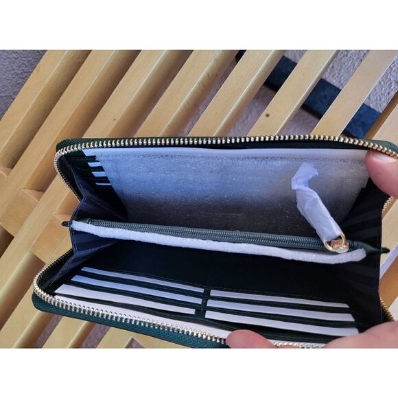 Last one!Nwt Victoria's Secret croc green big wallet - Picture 2 of 3